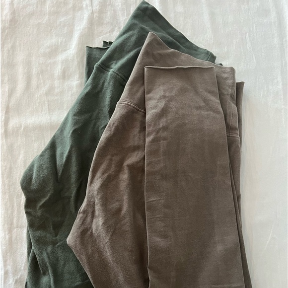 ARITZIA TNA: 
SALE bundle of 2 high-rise leggings
As shown - Picture 6 of 6